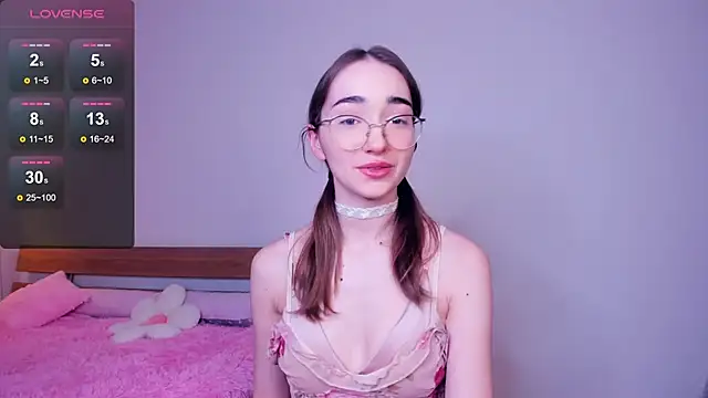 Snapshot of PollyBeev chatting on 02.28.25 PollyBeev online show from 02.28.25