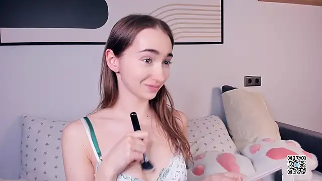 Snapshot of PollyBeev chatting on 09.14.25 PollyBeev online show from 09.14.25