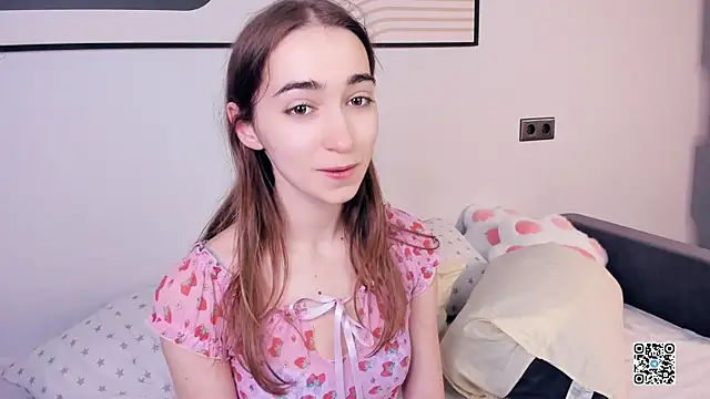 Snapshot of PollyBeev chatting on 09.18.25 PollyBeev online show from 09.18.25