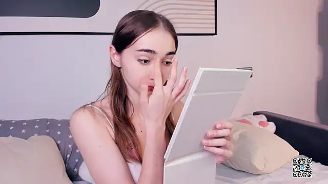 Snapshot of PollyBeev chatting on 09.19.25 PollyBeev online show from 09.19.25