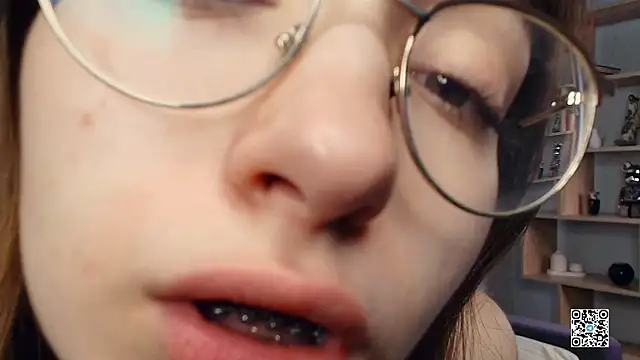 Snapshot of PollyBeev chatting on 09.30.25 PollyBeev online show from 09.30.25