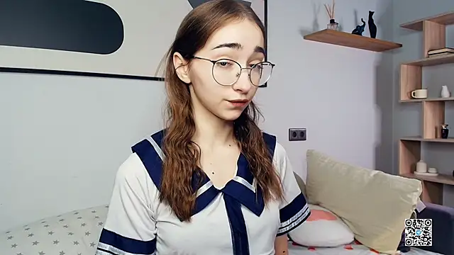 Snapshot of PollyBeev chatting on 10.11.25 PollyBeev online show from 10.11.25