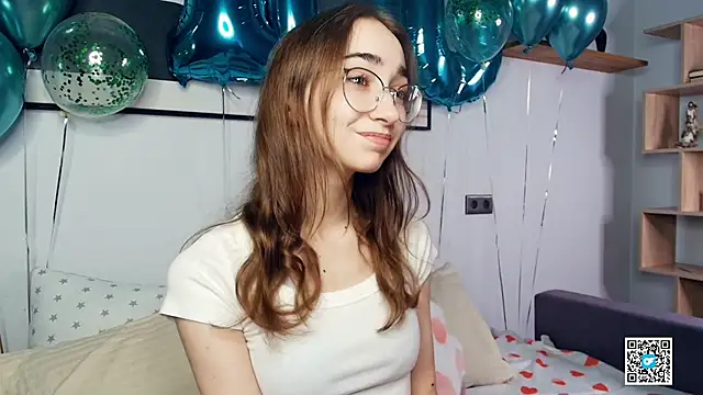 Snapshot of PollyBeev chatting on 10.12.25 PollyBeev online show from 10.12.25