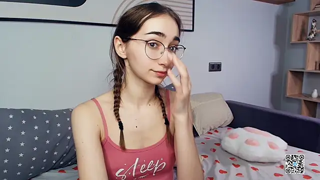 Snapshot of PollyBeev chatting on 10.19.25 PollyBeev online show from 10.19.25