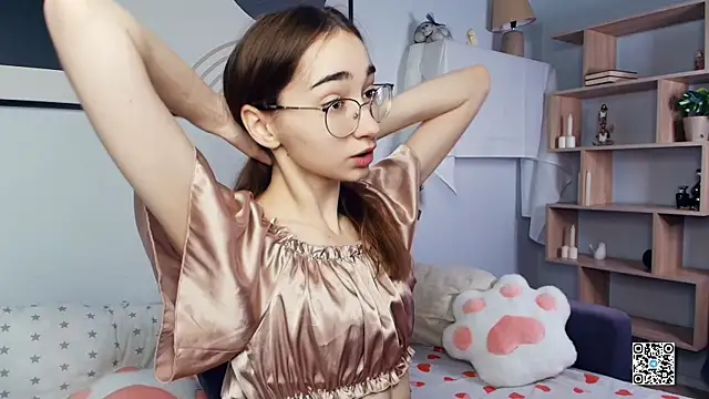 Snapshot of PollyBeev chatting on 10.24.25 PollyBeev online show from 10.24.25