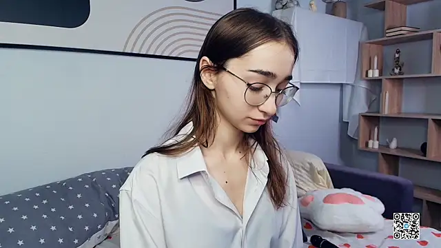 Snapshot of PollyBeev chatting on 10.25.25 PollyBeev online show from 10.25.25