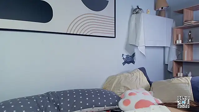 Snapshot of PollyBeev chatting on 10.26.25 PollyBeev online show from 10.26.25