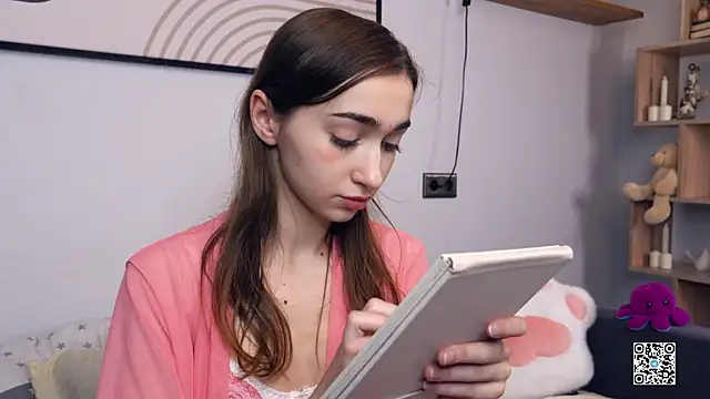 Snapshot of PollyBeev chatting on 11.06.25 PollyBeev online show from 11.06.25