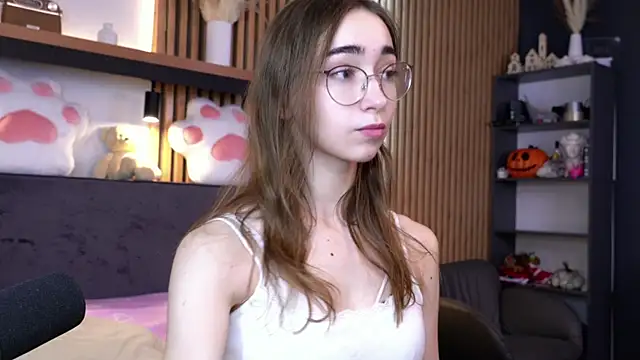 Snapshot of PollyBeev chatting on 11.07.25 PollyBeev online show from 11.07.25