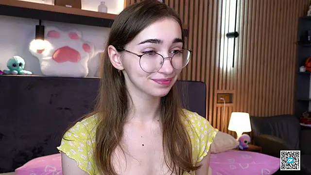 Snapshot of PollyBeev chatting on 11.08.25 PollyBeev online show from 11.08.25