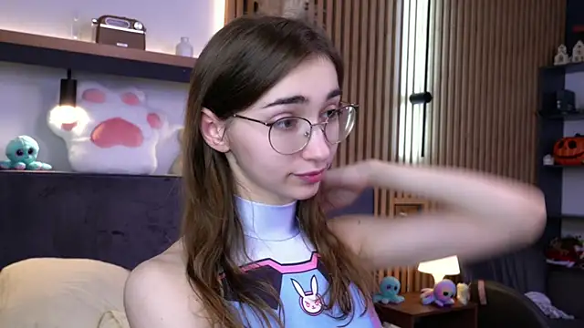 Snapshot of PollyBeev chatting on 11.13.25 PollyBeev online show from 11.13.25