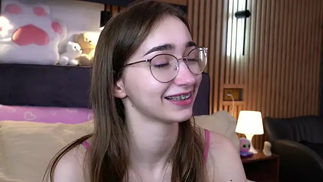 Snapshot of PollyBeev chatting on 11.16.25 PollyBeev online show from 11.16.25