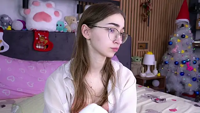 Snapshot of PollyBeev chatting on 11.24.25 PollyBeev online show from 11.24.25