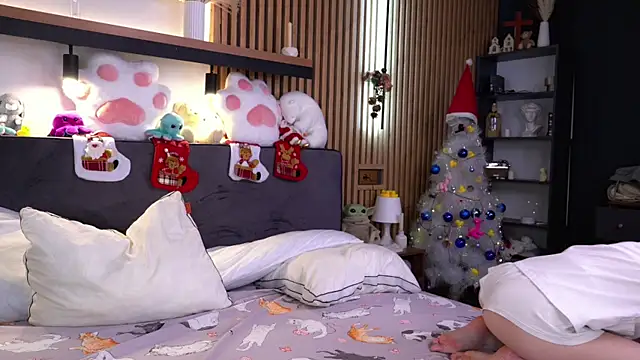 Snapshot of PollyBeev chatting on 11.28.25 PollyBeev online show from 11.28.25