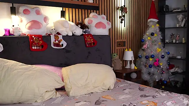 Snapshot of PollyBeev chatting on 12.20.25 PollyBeev online show from 12.20.25