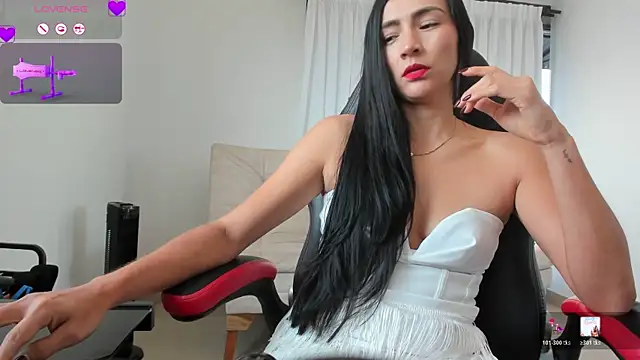 Snapshot of coniie_jhons chatting on 04.18.26 coniie jhons online show from 04.18.26