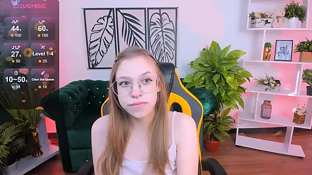 LayriantaVee online show from 02.23.25