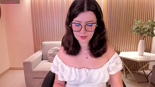 Snapshot of AmberFarrell chatting on 07.25.26 AmberFarrell online show from 07.25.26