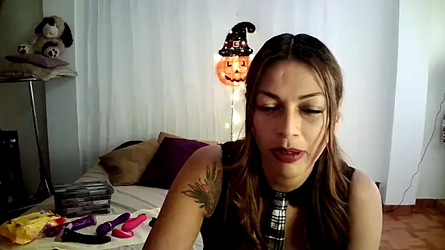 Snapshot of Hanna_Charming chatting on 10.08.25 Hanna Charming online show from 10.08.25
