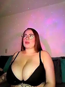 Snapshot of soofy__ chatting on 04.19.26 soofy online show from 04.19.26