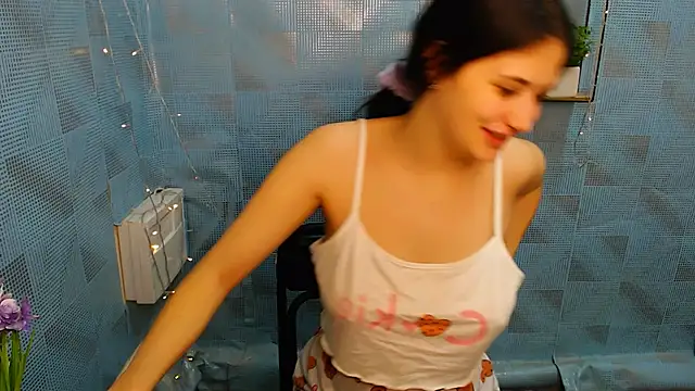 Snapshot of AliceSexyyy_ chatting on 12.21.24 AliceSexyyy online show from 12.21.24