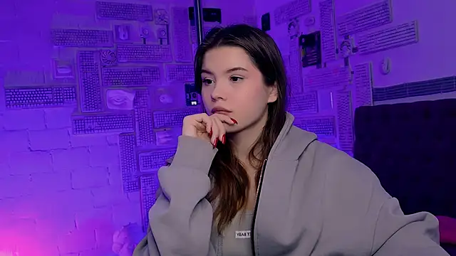 EvaThopson online show from 02.06.25