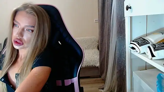 Snapshot of lonely_dreamm chatting on 12.11.24 lonely dreamm online show from 12.11.24