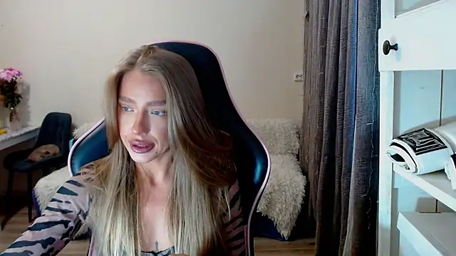 Snapshot of lonely_dreamm chatting on 12.15.24 lonely dreamm online show from 12.15.24