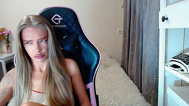 Snapshot of lonely_dreamm chatting on 12.19.24 lonely dreamm online show from 12.19.24