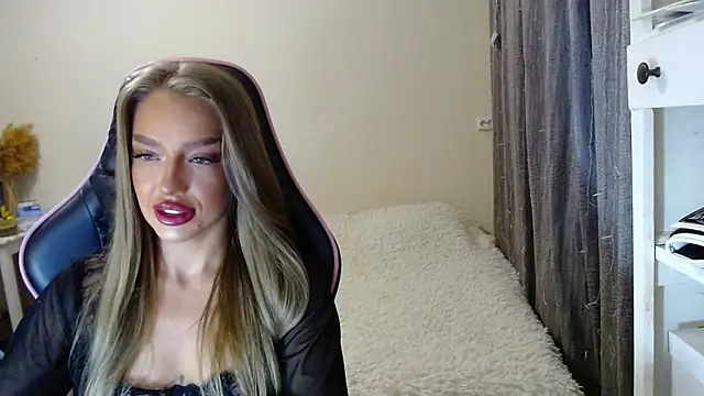 Snapshot of lonely_dreamm chatting on 01.05.25 lonely dreamm online show from 01.05.25