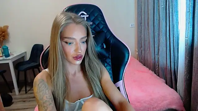 Snapshot of lonely_dreamm chatting on 02.02.25 lonely dreamm online show from 02.02.25