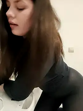 Snapshot of leeya_lee chatting on 03.22.25 leeya lee online show from 03.22.25