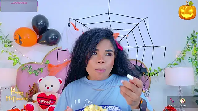 Snapshot of NahiaraReina chatting on 10.30.25 NahiaraReina online show from 10.30.25