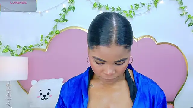 Snapshot of NahiaraReina chatting on 11.15.25 NahiaraReina online show from 11.15.25