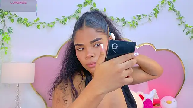 Snapshot of NahiaraReina chatting on 12.02.25 NahiaraReina online show from 12.02.25