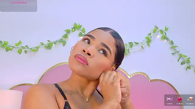 Snapshot of NahiaraReina chatting on 12.04.25 NahiaraReina online show from 12.04.25