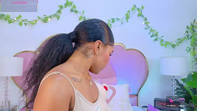 Snapshot of NahiaraReina chatting on 12.05.25 NahiaraReina online show from 12.05.25