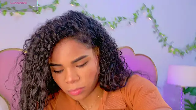 Snapshot of NahiaraReina chatting on 12.16.25 NahiaraReina online show from 12.16.25