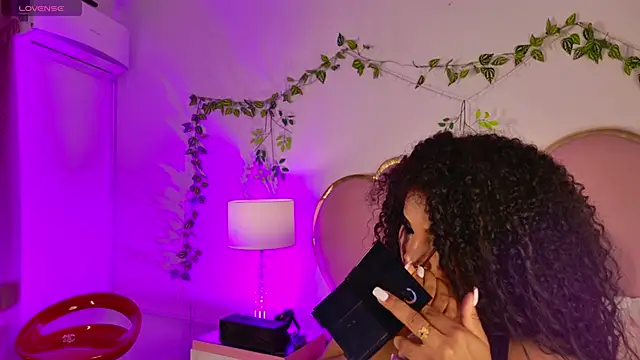 Snapshot of NahiaraReina chatting on 04.26.26 NahiaraReina online show from 04.26.26