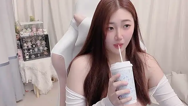 Stars Elyn online show from 12.18.24