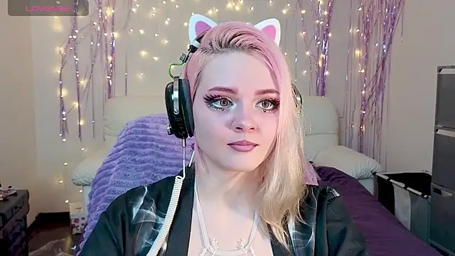 Snapshot of One_Moment_ chatting on 12.17.24 One Moment online show from 12.17.24