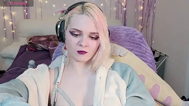 Snapshot of One_Moment_ chatting on 01.31.25 One Moment online show from 01.31.25