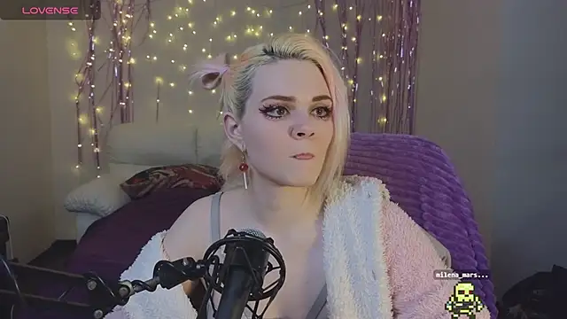 Snapshot of One_Moment_ chatting on 02.08.25 One Moment online show from 02.08.25