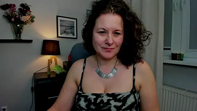 Snapshot of OLIVIA_lux chatting on 03.18.25 OLIVIA lux online show from 03.18.25