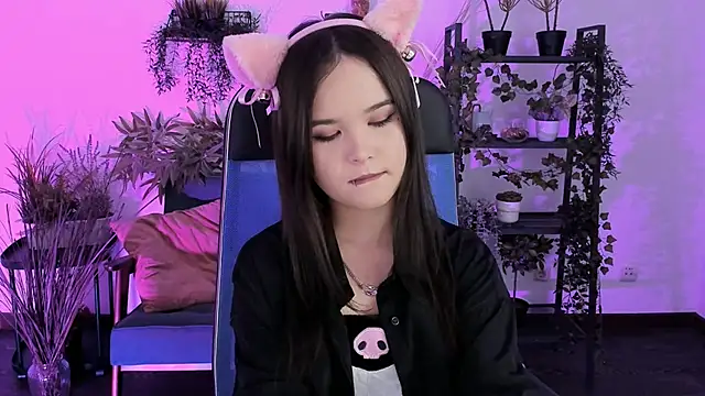 Elainebeness online show from 12.17.25