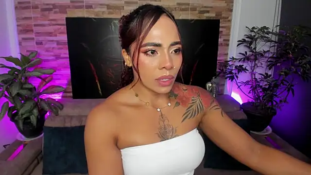 Snapshot of emilyfitness chatting on 06.11.26 emilyfitness online show from 06.11.26