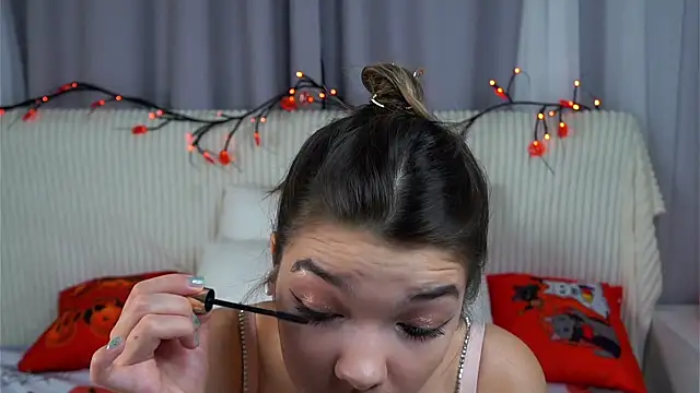 VeronaAppleberry online show from 10.29.25