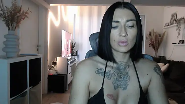 IntiMia online show from 11.11.25