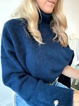 Snapshot of mollywilde chatting on 11.24.25 mollywilde online show from 11.24.25