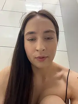 Snapshot of Holly_Play chatting on 06.18.26 Holly Play online show from 06.18.26
